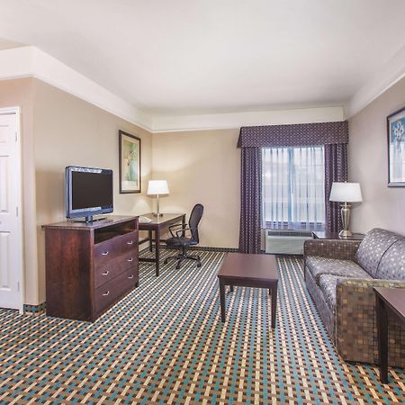 La Quinta By Wyndham Bay City Exterior photo