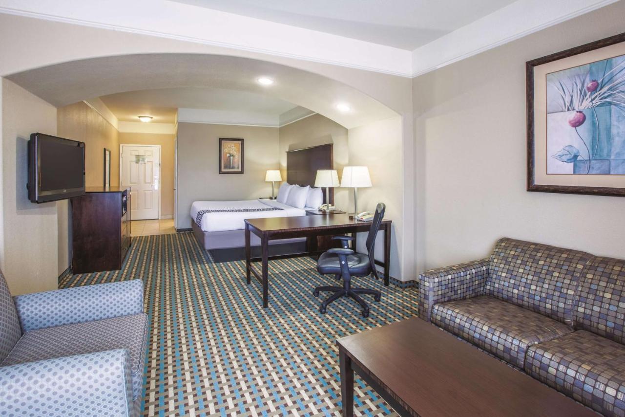 La Quinta By Wyndham Bay City Exterior photo