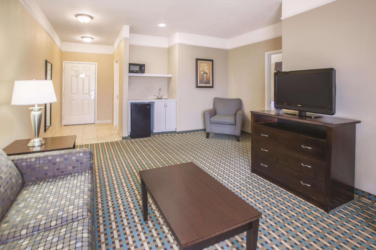 La Quinta By Wyndham Bay City Exterior photo